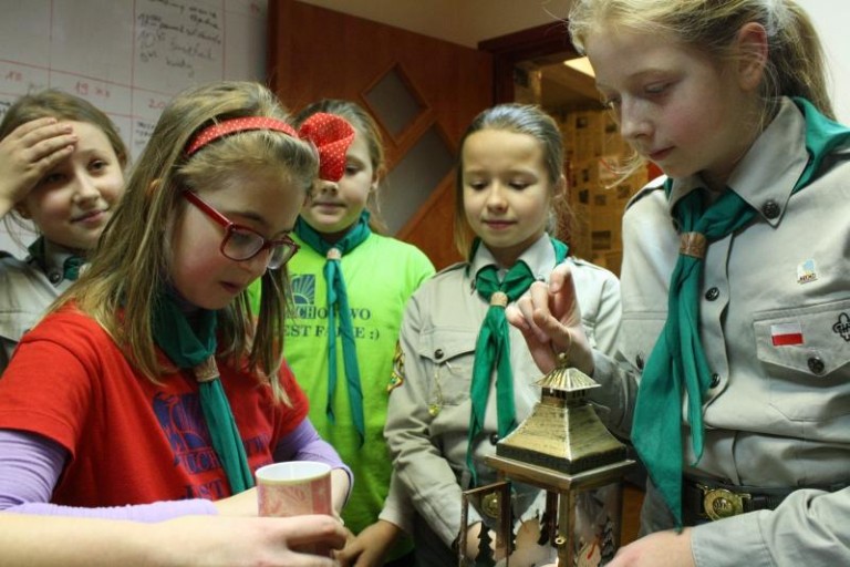 Ze światełkiem wędrują po mieście