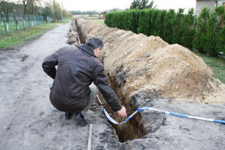 Wpadła do dziury. Policja sprawdzi urząd