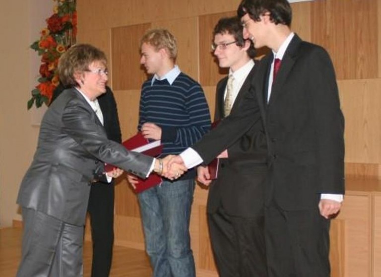 Co miesiąc pieniądze dla ucznia