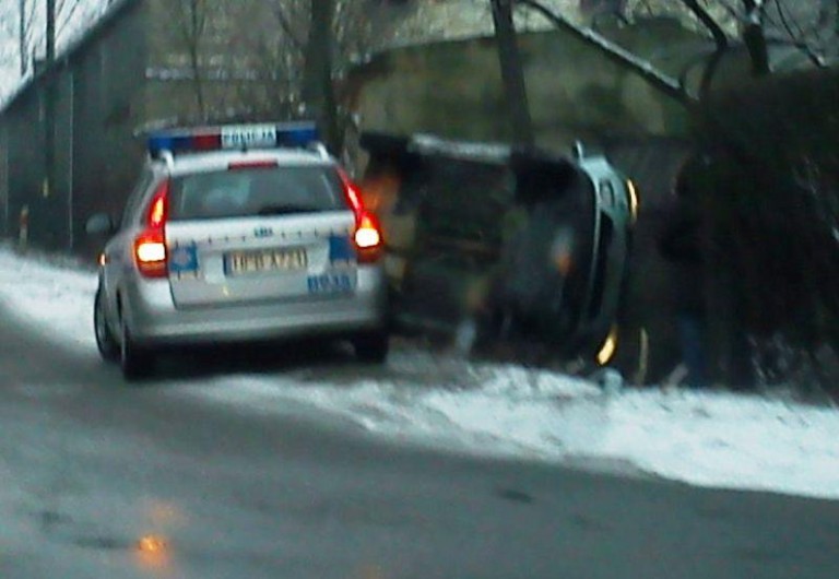 Breja na drodze, auto na boku