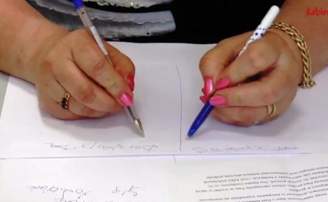 Pisze obiema rękami naraz