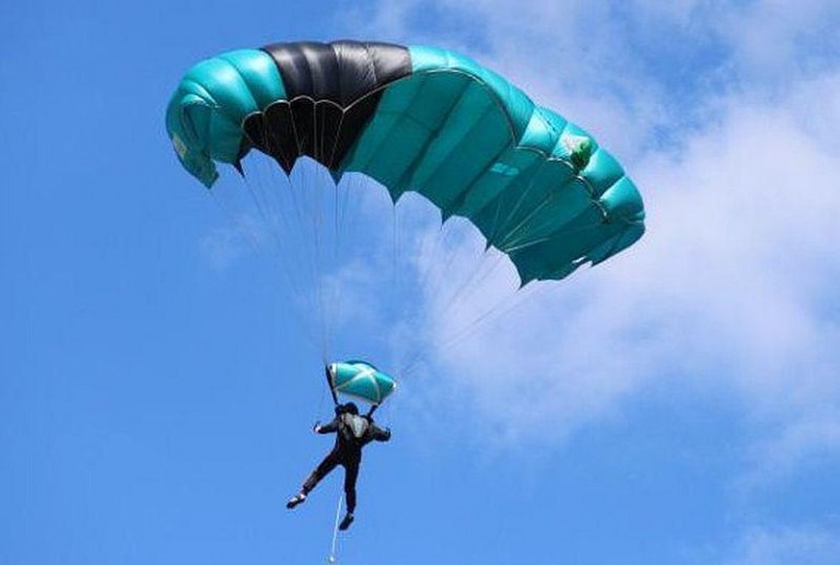 Wyskoczy z szybowca