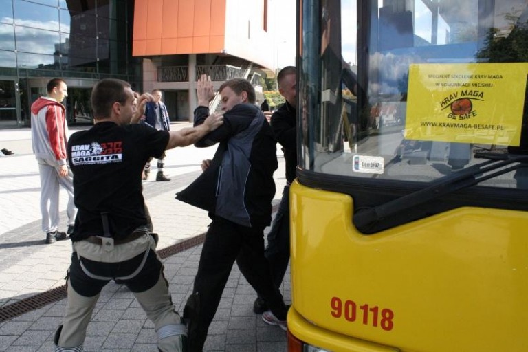 Zrobili rozróbę przed galerią (FOTO)