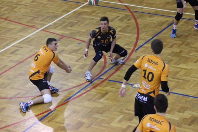 Punkt w Lubinie, dwa do Radomia