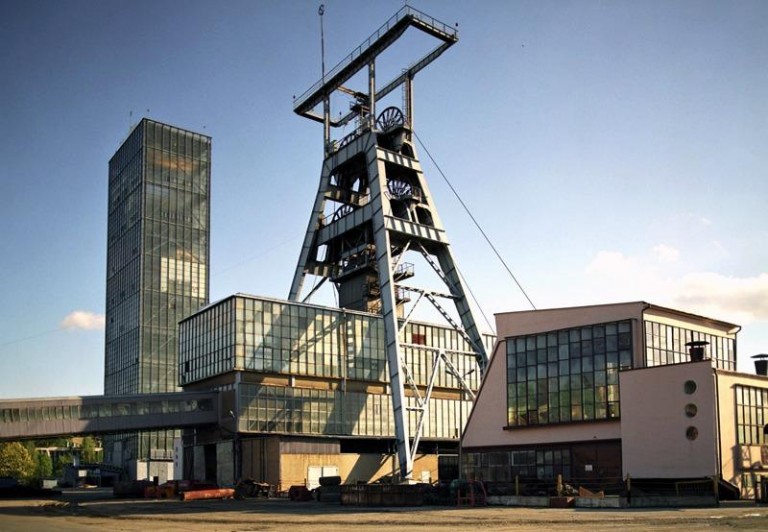 Nad ranem zatelepało miastem