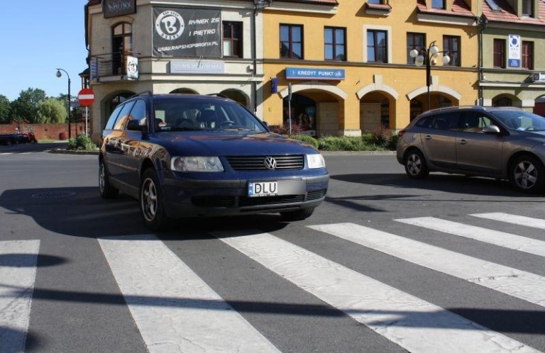 Parking na środku skrzyżowania
