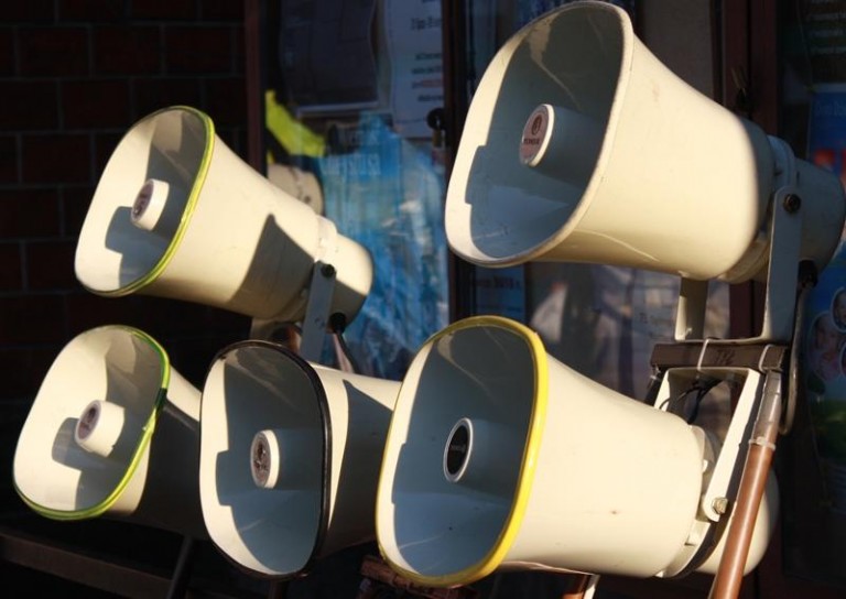 Cmentarnym głośnikiem w burmistrza