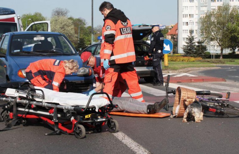 Kobieta potrącona na rondzie
