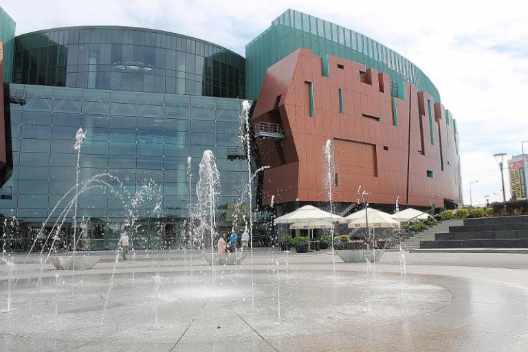 Jesień w galerii z Rubikiem i papugami