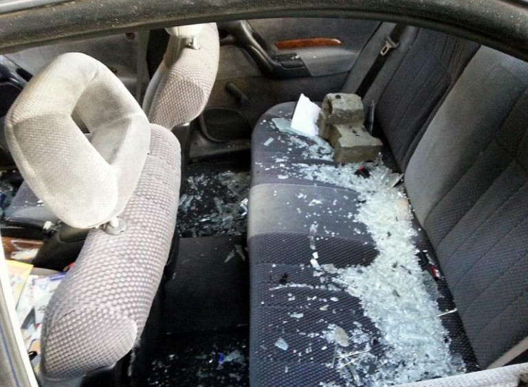 Nie sprzedał pijanemu opla, stracił szyby