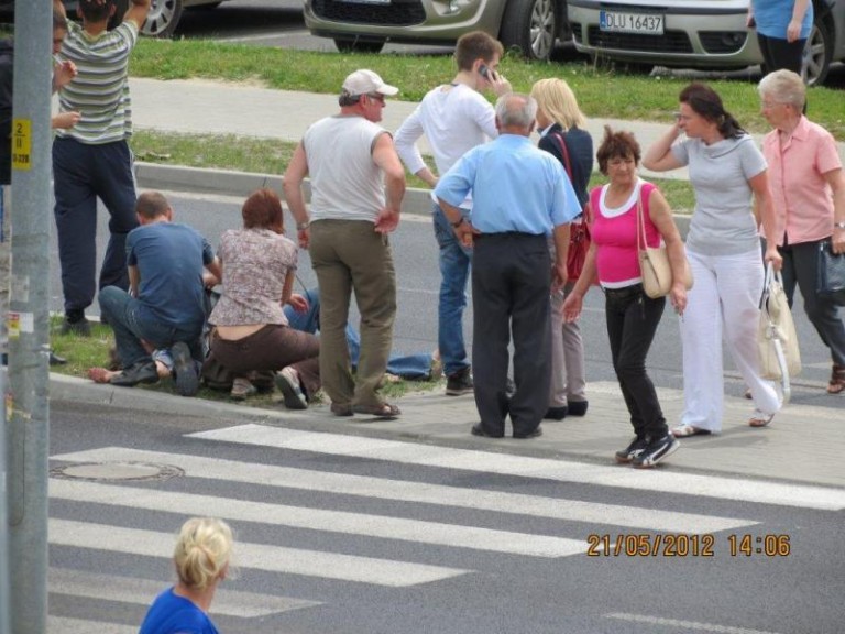 Samochód potrącił pieszą