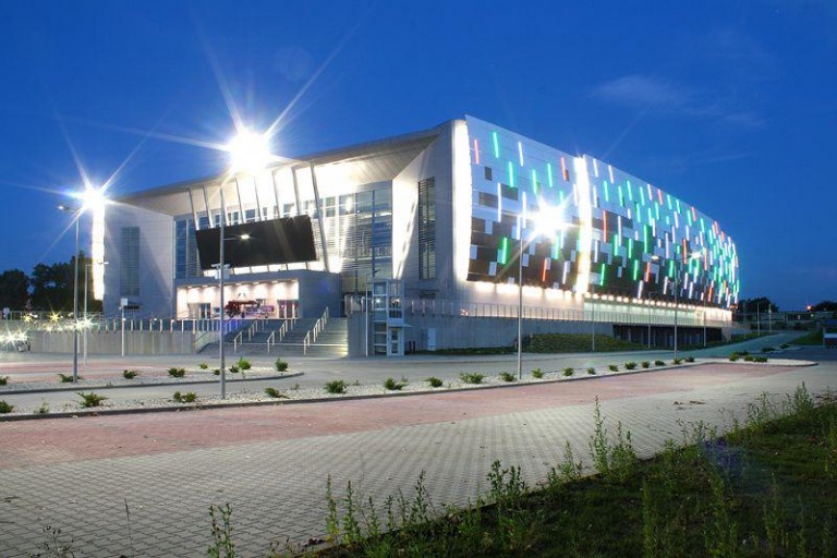 Hala zaświeciła w nocy