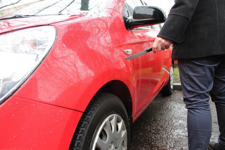 Nożem rysował samochody