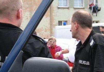 Nocny spacer w szlafroku