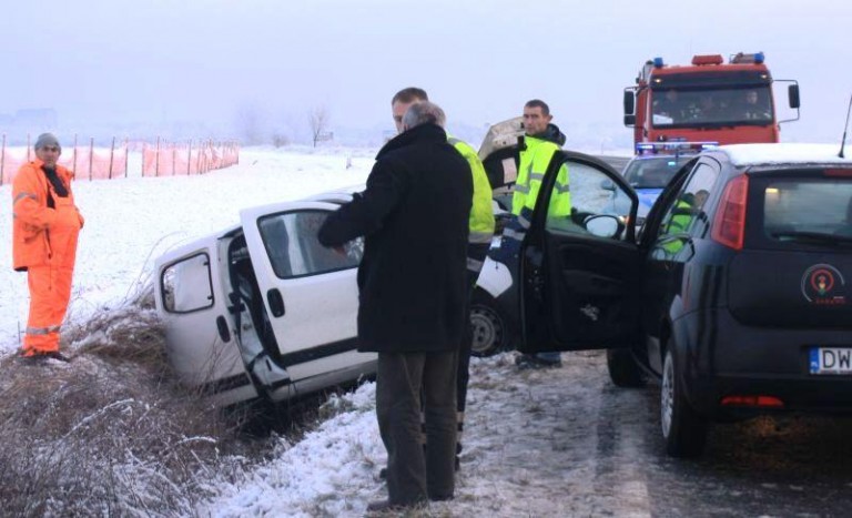 Ślisko na drogach, pierwsze auto w rowie