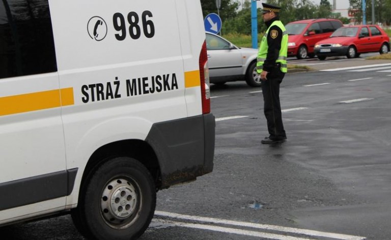 Noga z gazu, strażnicy patrzą