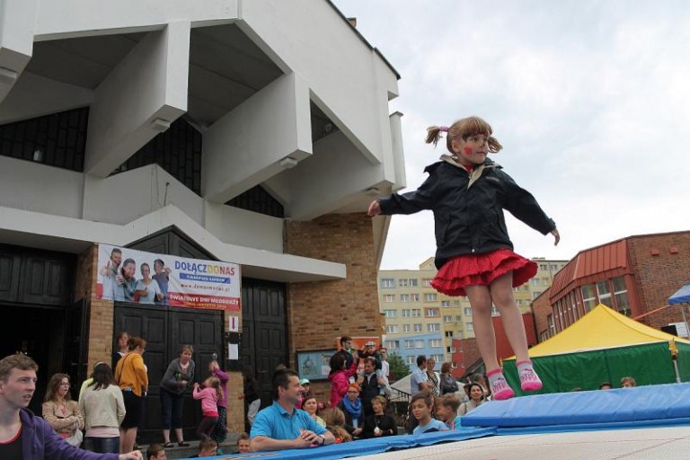 Bawią się pod kościołem i promują