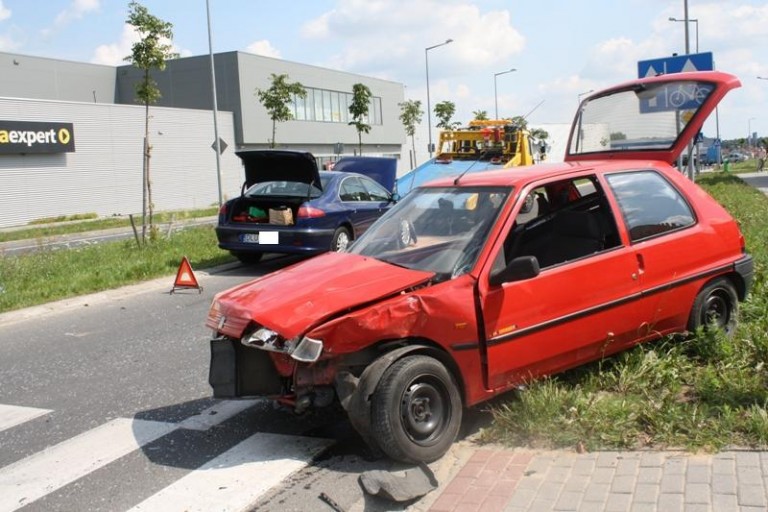 Zderzenie aut, kierowca w szpitalu (FOTO)