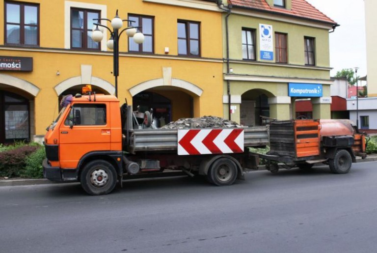 Zapadł się asfalt, powstała dziura