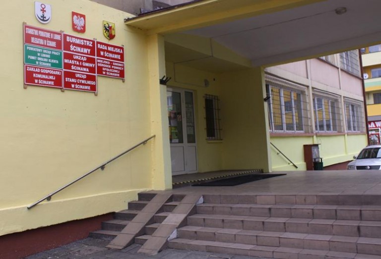 Ujawniamy zarobki radnych