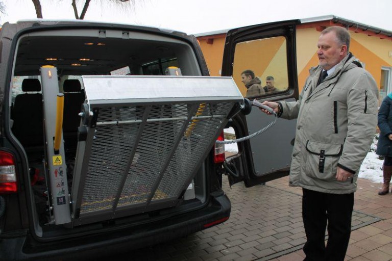 W prezencie dali im samochód