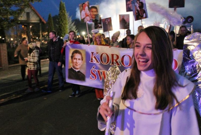 Święci obok Halloween