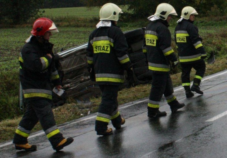 Mokro i niebezpiecznie. Auto w rowie