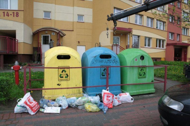 Blokują dojazd do śmieci