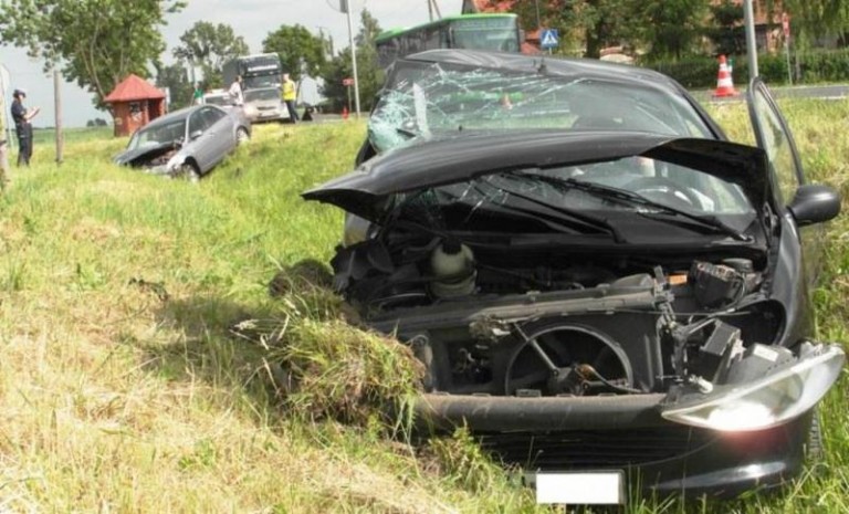 Peugeot zderzył się z mazdą. Są ranni