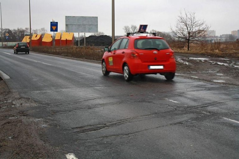 Miasto wita dziurawą drogą. Przez Wrocław