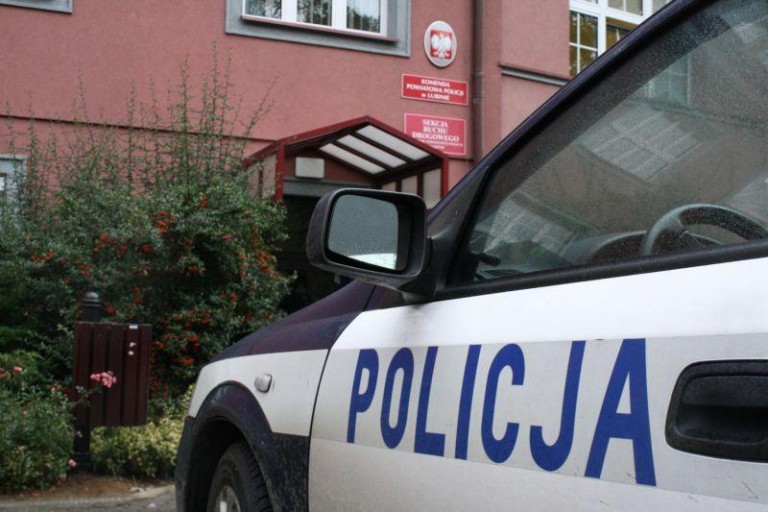 Lżył oraz niczym kot gryzł i drapał