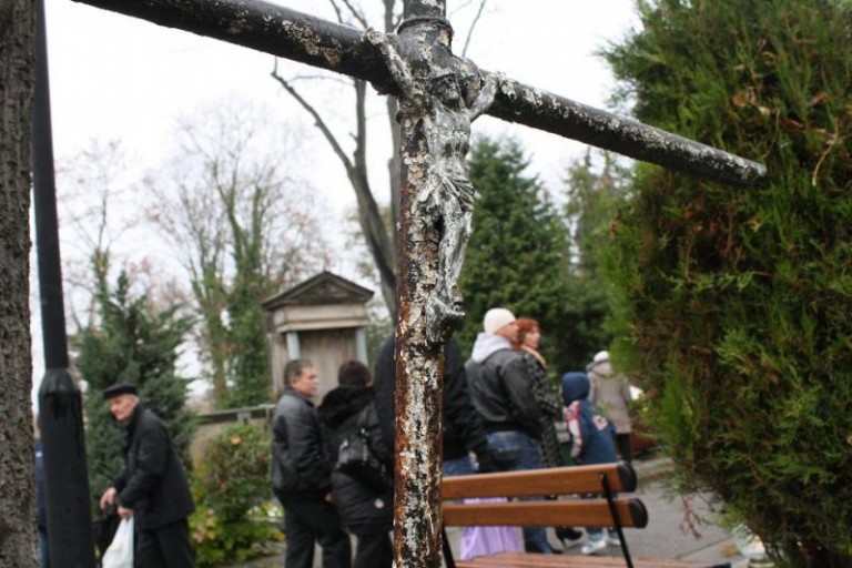 Dziś na cmentarzach (ZDJĘCIA)