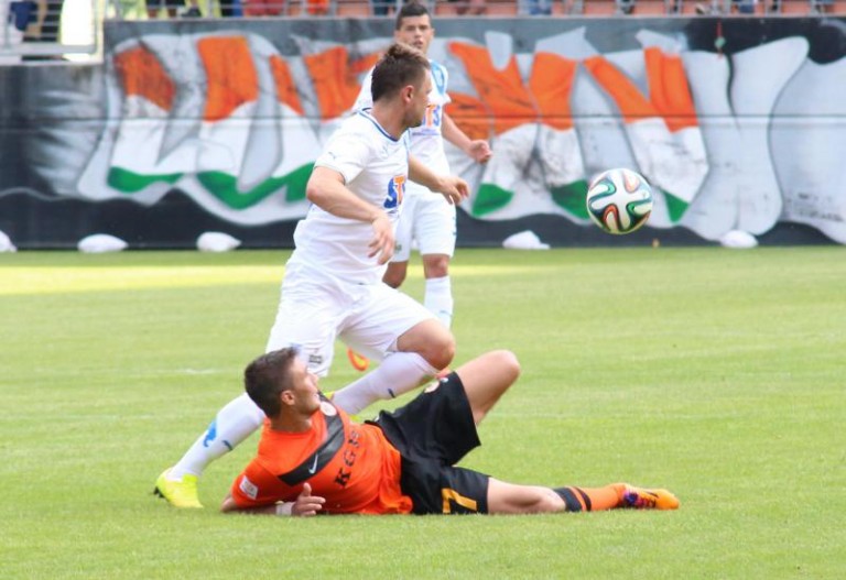 Sparing z przepychankami w tle