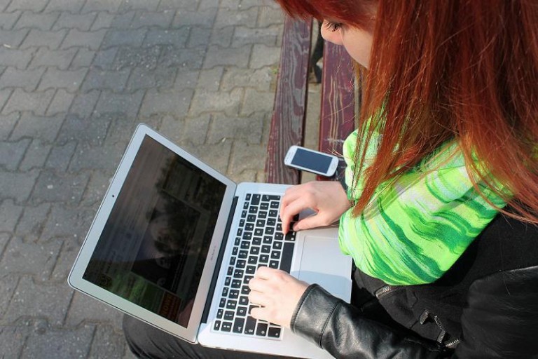 Laptop na fałszywe zaświadczenie