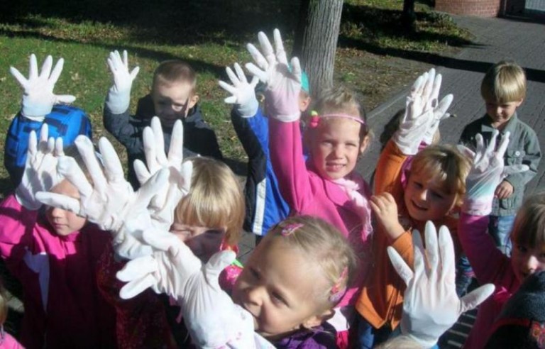 Dorośli śmiecą, dzieci sprzątają