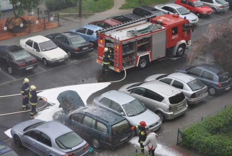Dwa płonące samochody