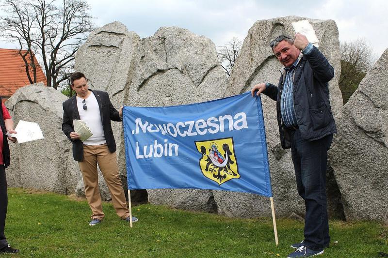 Nowoczesna rozdaje konstytucję