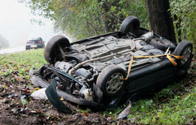 Wpadł w poślizg i wylądował na dachu
