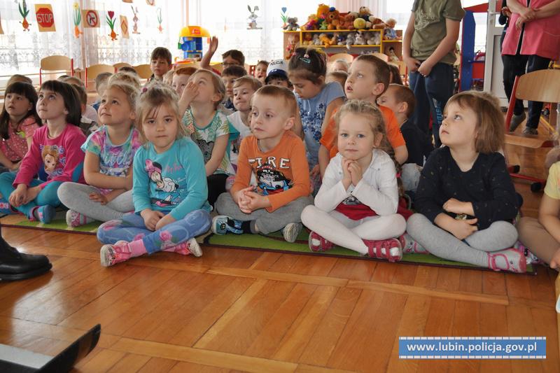 Policjantki uczą zasad bezpieczeństwa