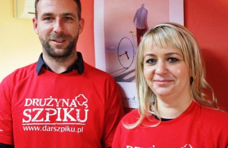 Bawią się i pomagają