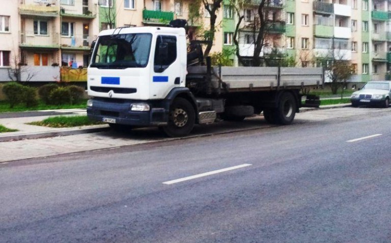 Od pół roku blokuje im parking