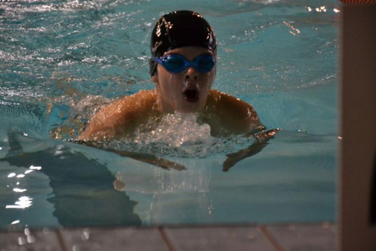 Medale młodych pływaków z ZSS