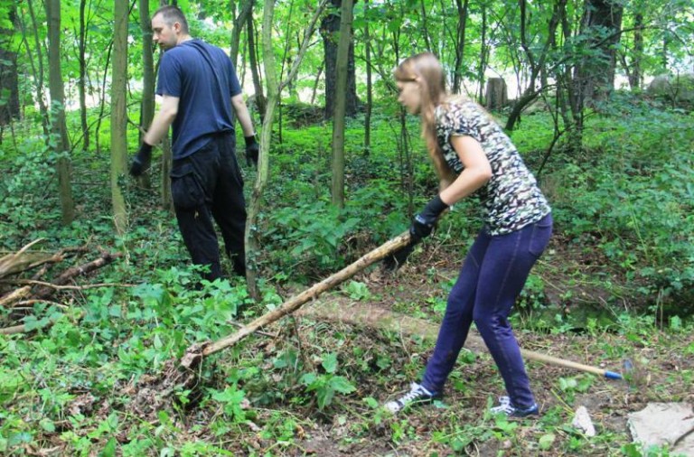 Posprzątali stary cmentarz