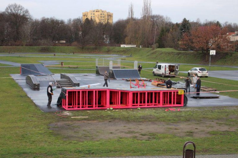 Budują skatepark!