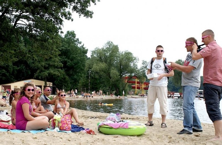 Różowe okulary w lubińskim teledysku