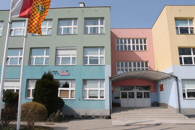 Nietypowy patron dla lubińskiej szkoły