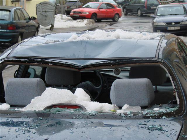 Lód ze śniegiem uszkodziły auto (FOTO)