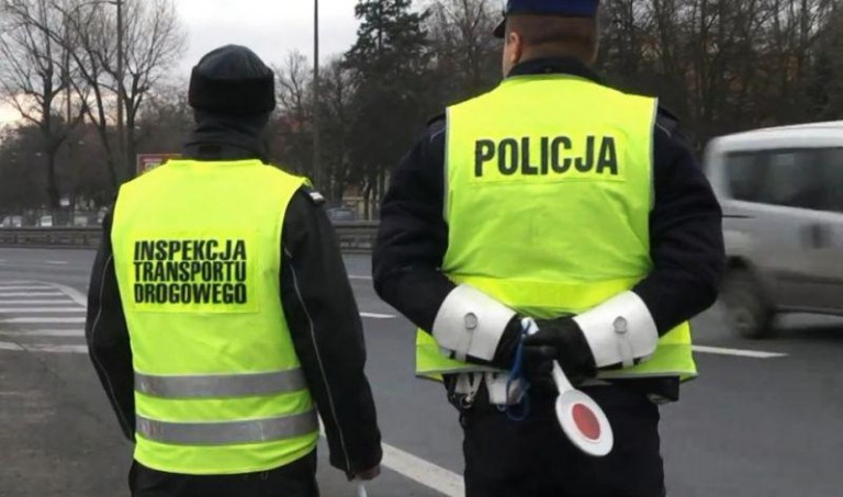 Z zakazem jechał po ludzi