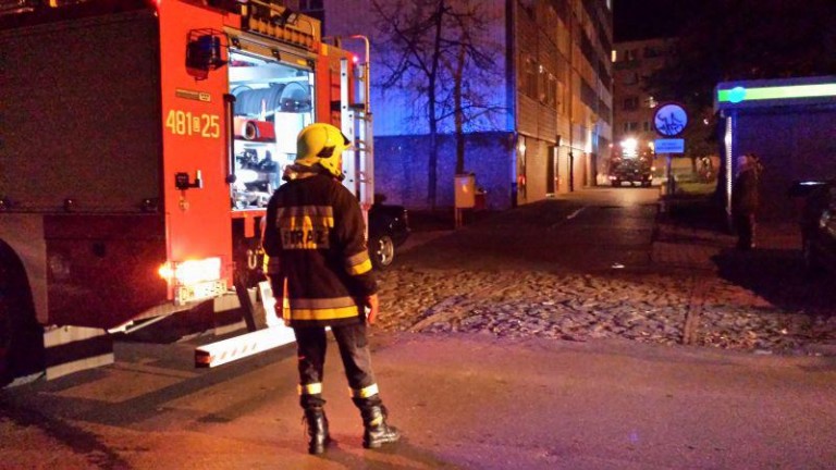 Straż otoczyła wieżowiec