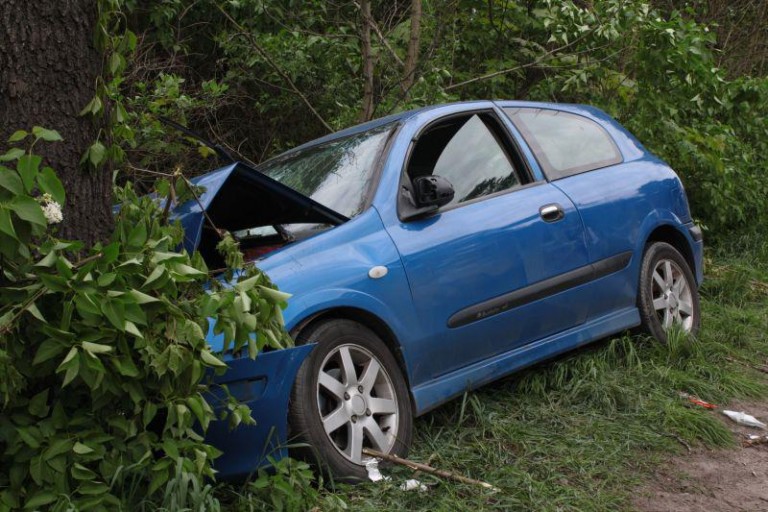Stracił panowanie i uderzył w drzewo
